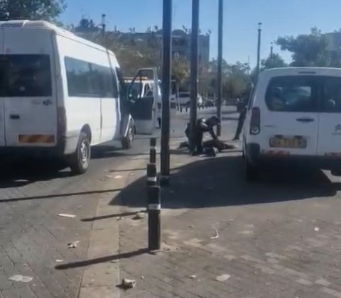 شاهد: اعتقال وحشي لشاب في اللد بشبهة اطلاق نار